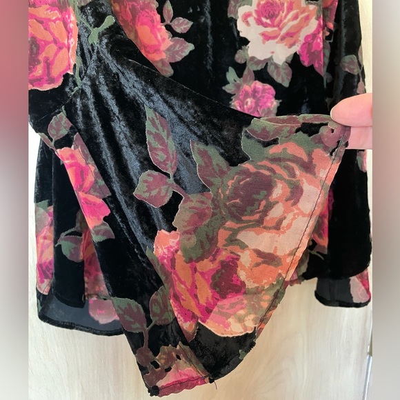 Karen Kane Black Velvet Burnout Bell Sleeve Floral Top Women’s M - Picture 6 of 13